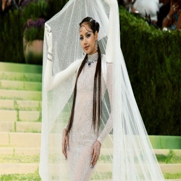 Lisa thu hút với váy cánh tay ở Met Gala